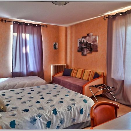 Logis Hotel Des Voyageurs Restaurant La Bonne Tabl'Hay Livron-sur-Drôme المظهر الخارجي الصورة